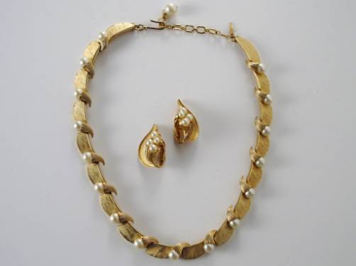 Trifari vintage pearl on gold tone necklace & earrings 1950`s ca, American